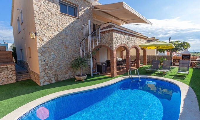 Pineda de Mar Villa | Cozy beach town villa for 8 - no car necessary!