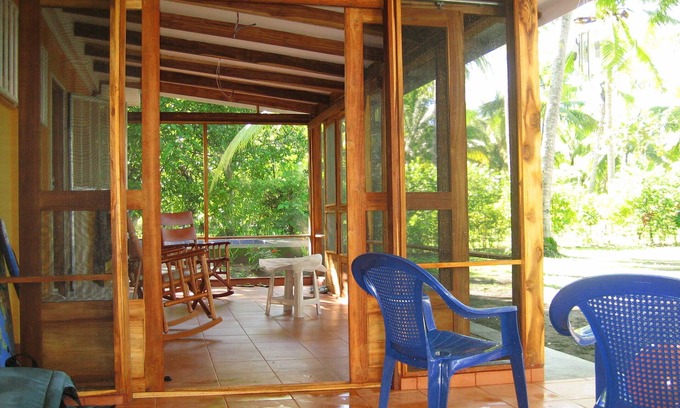 Parrita Cottage | Cozy Beachfront Eco Bungalow! Cottage de los Palmas