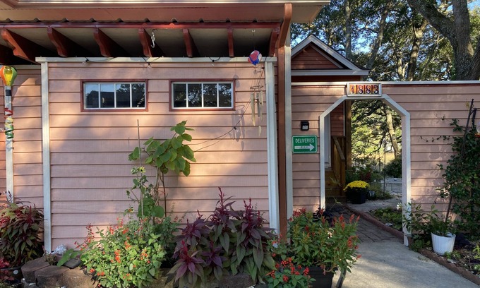 Ocean Isle Beach Apartment | Cozy, bright studio 5 minutes drive to beach