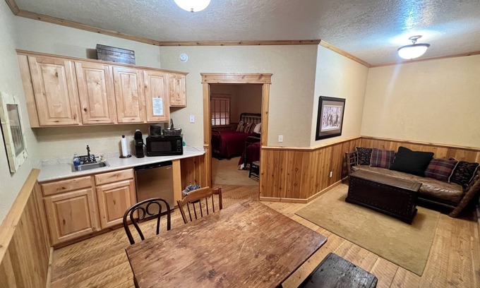 Almo Cabin | Cozy cabin 2 in at Almo Inn with AC, WiFi near City of Rocks/Castle Rocks Idaho