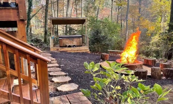 Helen Cabin | Cozy cabin - hot tub! 1 Mile from down town Helen