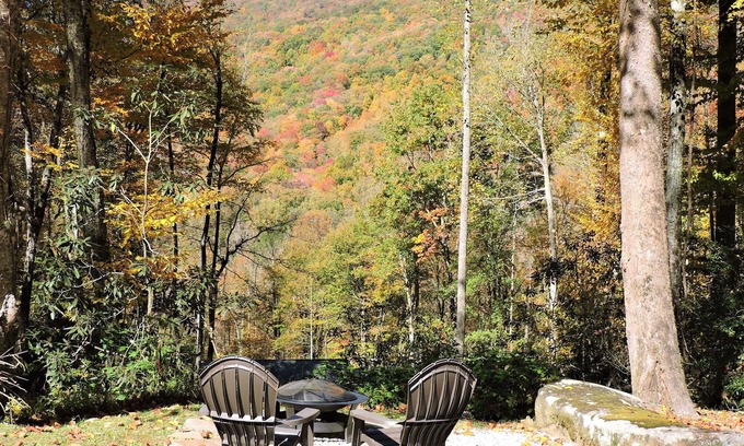 Robbinsville Cabin | Cozy cabin, mountain view & Wi-fi, Leavers available Oct 13-16