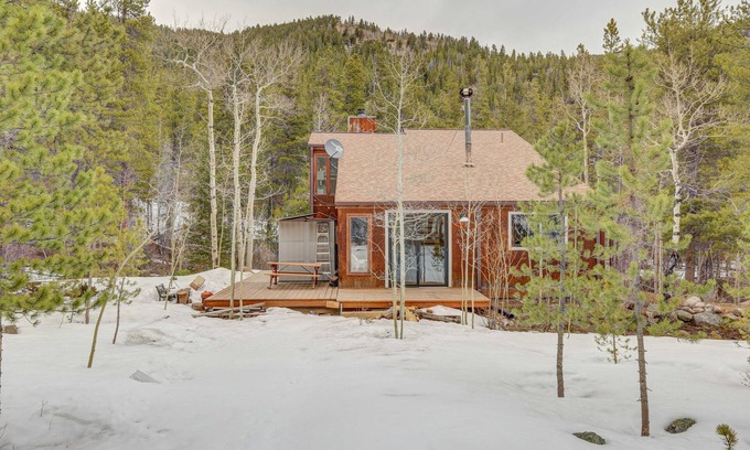 Idaho Springs Cabin | Cozy Cabin on the River Hot Tub Beach