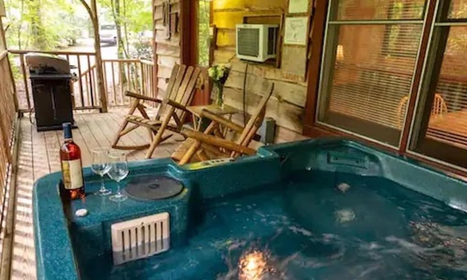Dahlonega House | Cozy Cabin: River View with Hot Tub