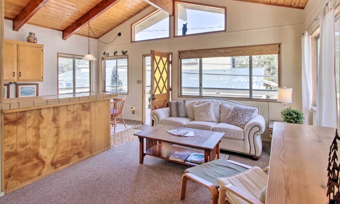 Frazier Park Cabin | Cozy Cabin w/ Deck - Near Frazier Mtn Park