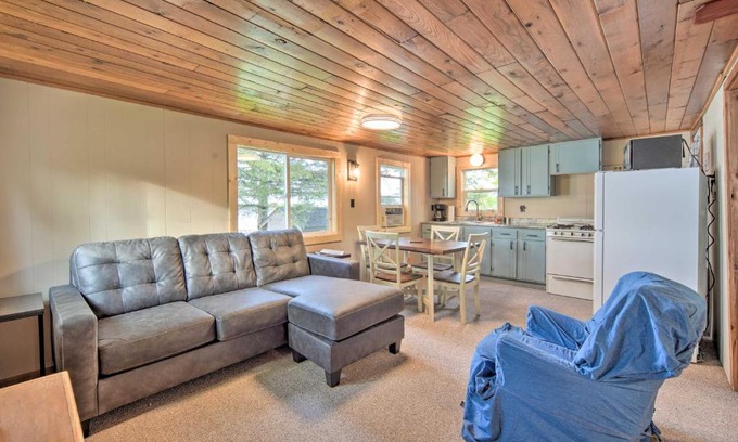 Hayward House | Cozy Cabin with Deck and Private Dock on Nelson Lake!