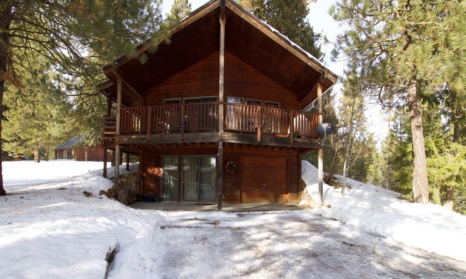Cascade Cabin | Cozy cabin with wood stove, WiFi, cable, and a foosball table