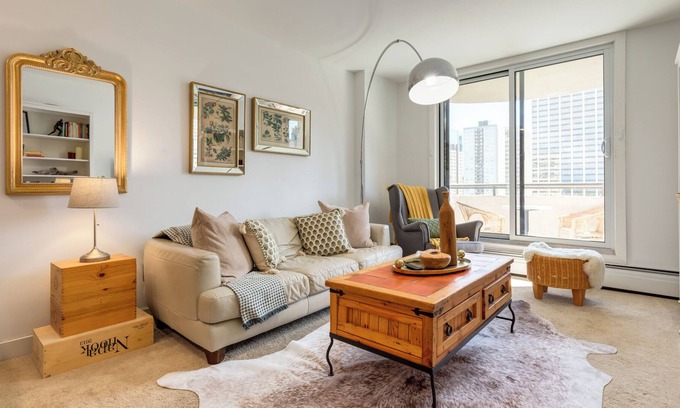 Sunnyside Condo | Cozy Central City Condo with On-Site Gym!