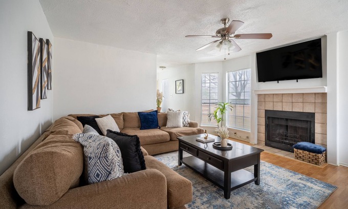 East Riverside - Oltorf House | Cozy & Central Home with Backyard - 7 Min Downtown