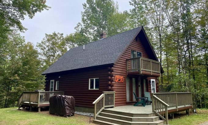 Thornton Ski Chalet | Cozy Chalet, 12 minutes to Waterville Valley!