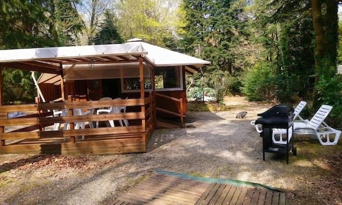 Saint-Yvi Ski Chalet | Cozy chalet for 4 people in campsite in Finistère, Brittany with swimming pool.