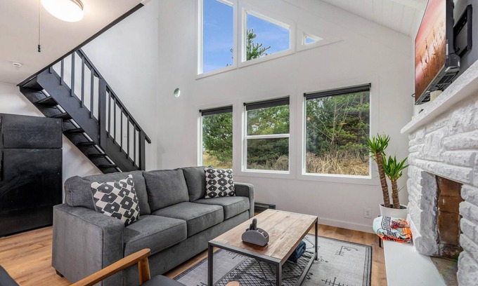 Ocean Shores Ski Chalet | Cozy Chalet in Ocean Shores located within steps from the beach