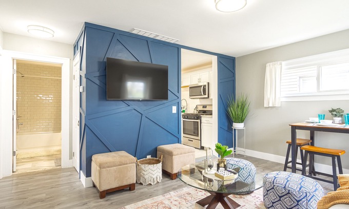 Hazel Park House | Cozy Chic House 3 Bdrm/1.5 Bath 📍 10 min to Detroit