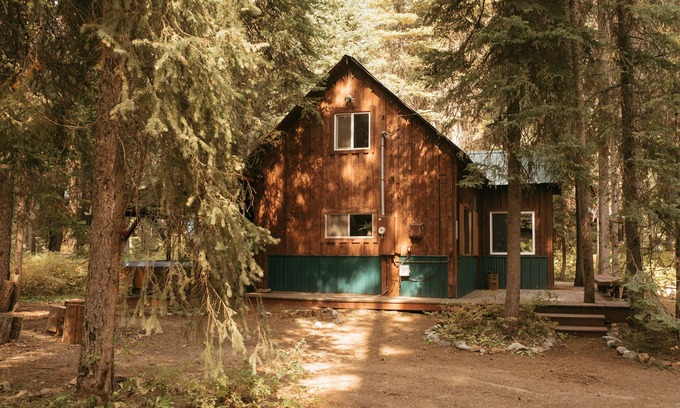 McCall Cabin | Cozy, Classic McCall Cabin Tucked in the Woods Just Off Warren Wagon w/Hot Tub.