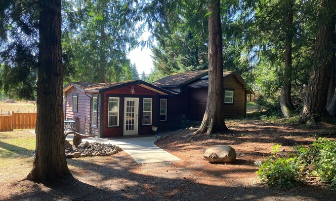 Shawnigan Lake Cottage | Cozy Cobble Hill cottage-one bedroom detached private suite.