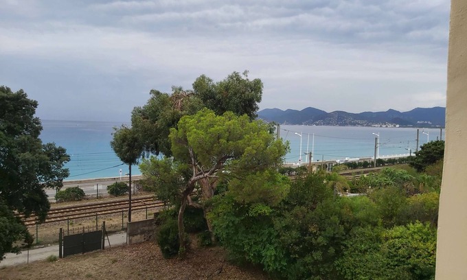 La Croix des Gardes Apartment | Cozy cocoon with balcony, close to the sea