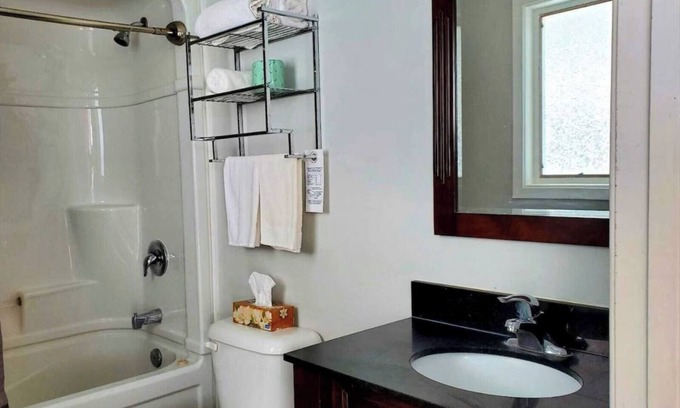 Wiarton Apartment | Cozy Comfort Double Room 06 – Peninsula Motel, Minutes from Wiarton Waterfront
