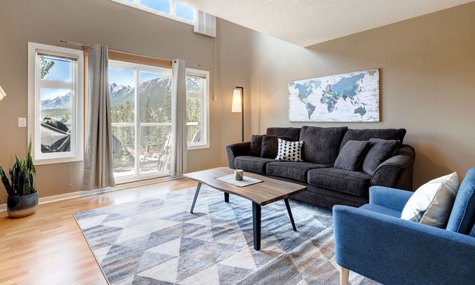 Cougar Creek Apartment | Cozy Condo | Epic Mountain Views | Garage | Central | Fireplace