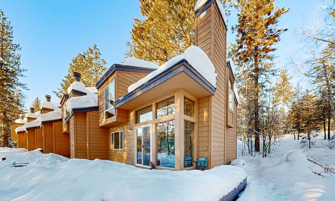 McCall Condo | Cozy Condo with Deck, Wood Fireplace - Easy Access to Golf and the Slopes