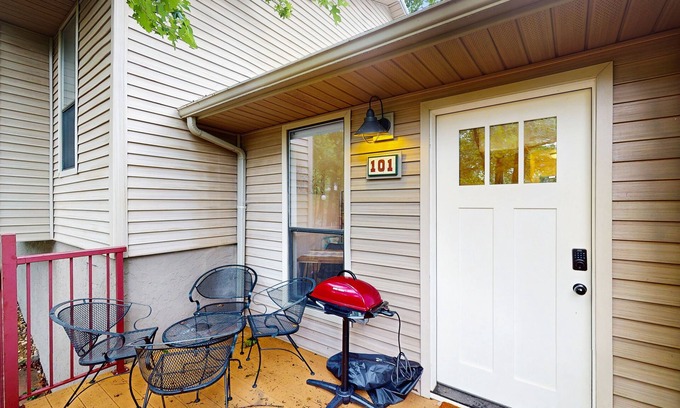 Kimberling City Condo | Cozy condo with electric fireplace, deck, shared pool, pickleball & boat launch