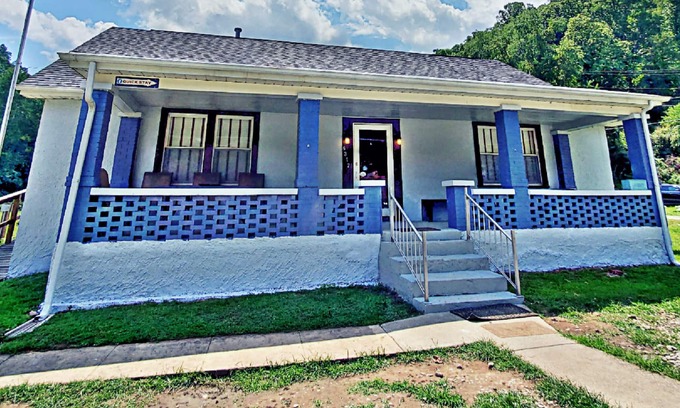 Quick House | Cozy & Convenient - 20 Minutes to Charleston WV