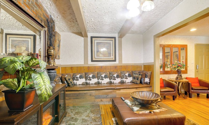 Whitehaven Cottage | Cozy Corner in Memphis - 4 Miles to Graceland!