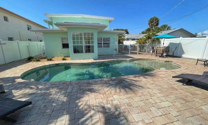 Port Canaveral Cottage | Cozy Cottage 1BR w/sun room, 3 min walk to beach