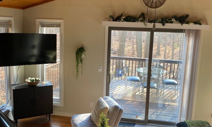 Holland Cottage | Cozy Cottage 5 minutes to Saugatuck with Wood Stove