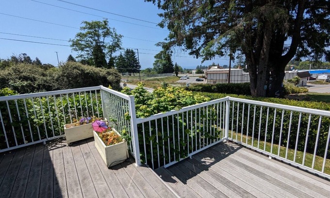 Brookings House | Cozy Cottage close to the Harbor and Beach!
