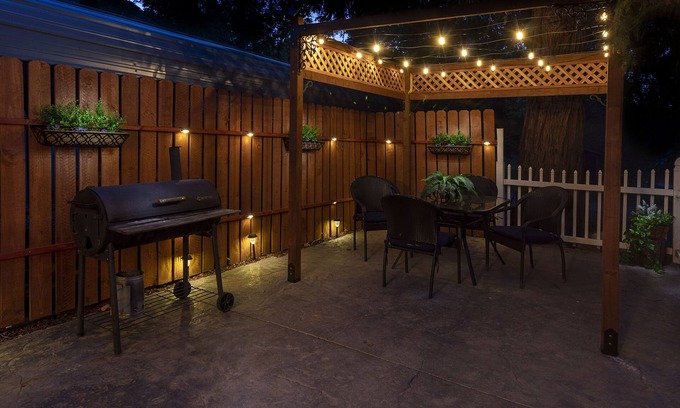 Wishon Cottage | Cozy cottage near Bass Lake and Yosemite, with Sundeck, Firepit & Pergola areas.