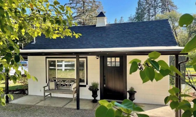 Jacksonville Cottage | Cozy Cottage on Applegate River Micro-Farm at Vineyards.15 Min to Jacksonville