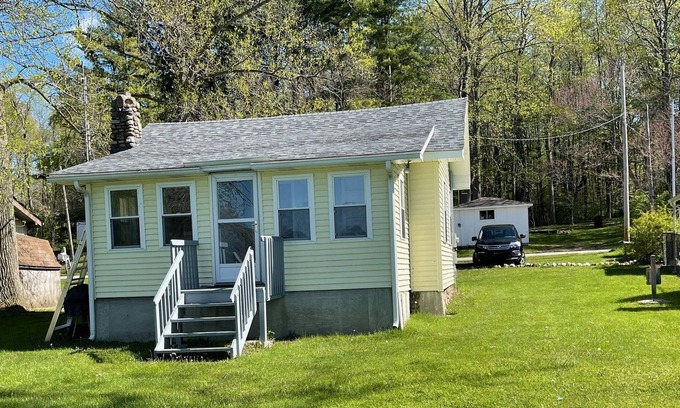 Stroh Cottage | Cozy Cottage On Beautiful Pretty Lake With a Boat