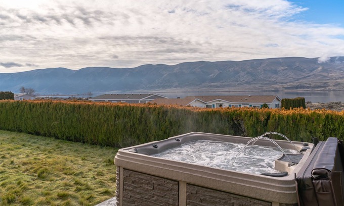 Desert Aire House | Cozy Cottage on the Columbia with breathtaking views w/hot tub