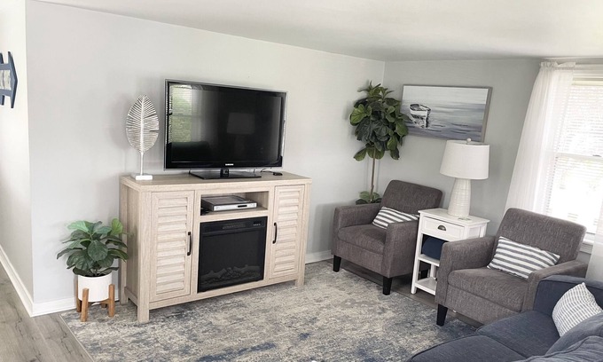 Olcott Cottage | Cozy cottage steps away from beautiful Lake Ontario!