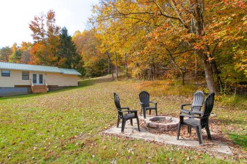 Pigeon Forge House | Cozy Cottage w Loveseat Fireplace Grill More