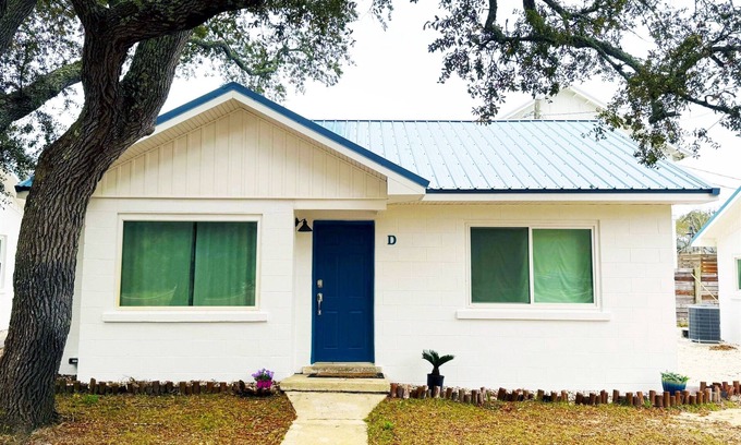 Navarre Cottage | Cozy Cottage with Beach Access