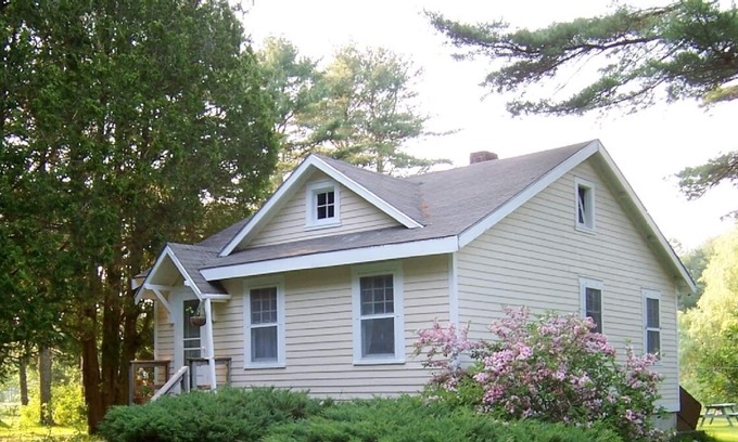 South Bristol Cottage | Cozy Cottage with Freshwater Frontage & Saltwater View