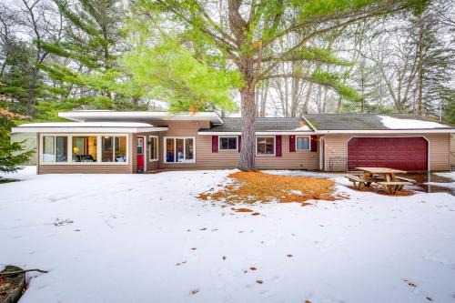 Higgins Lake House | Cozy Cottage with Sunroom - Walk to Higgins Lake!