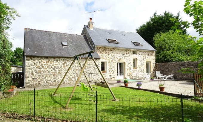 Tamerville Cottage | Cozy country house with garden and fireplace in Tamerville, 5 pers.