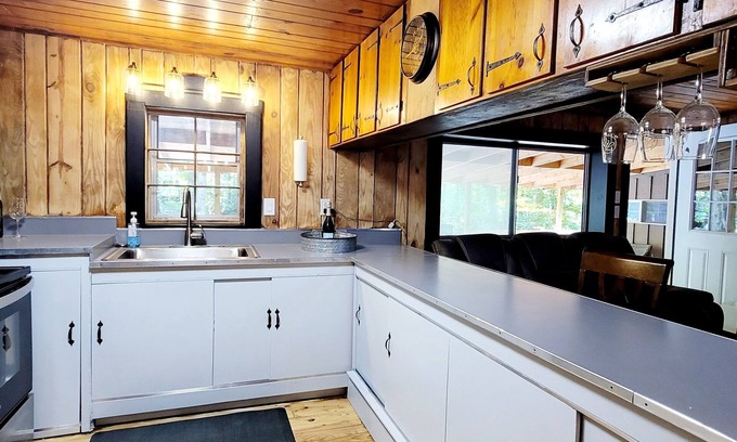 Bristol Cabin | Cozy Creekside Cabin - Mountains, Stream, Sleeps 7, Families Welcome, Large Deck