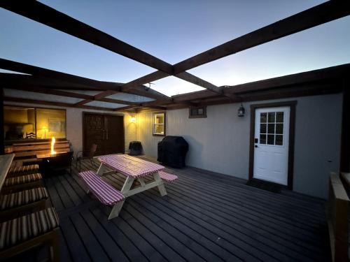 Rimrock House | Cozy Creekside Cottage with Deck and Fire Pit in Camp Verde, Arizona