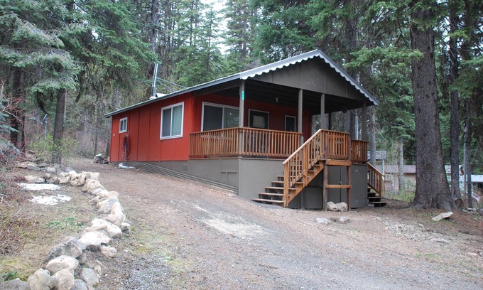 Cascade Cabin | Cozy Creekside Cottage