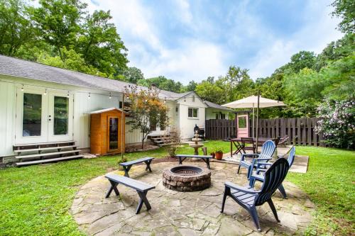 Knoxville House | Cozy Creekside Rancher-Heart of Downtown Knoxville