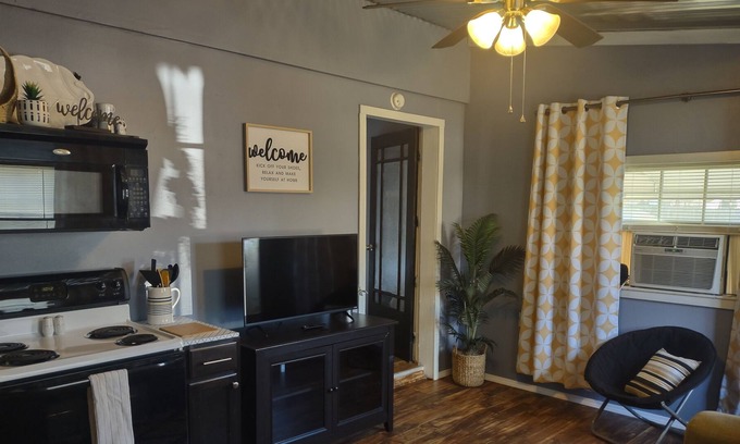 Longview House | Cozy, Cute home, minutes from Everything!
