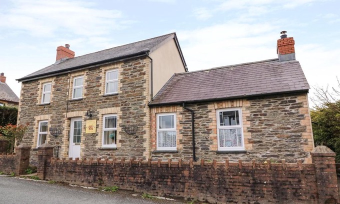 Llandysul House | Cozy Cwtch Cottage