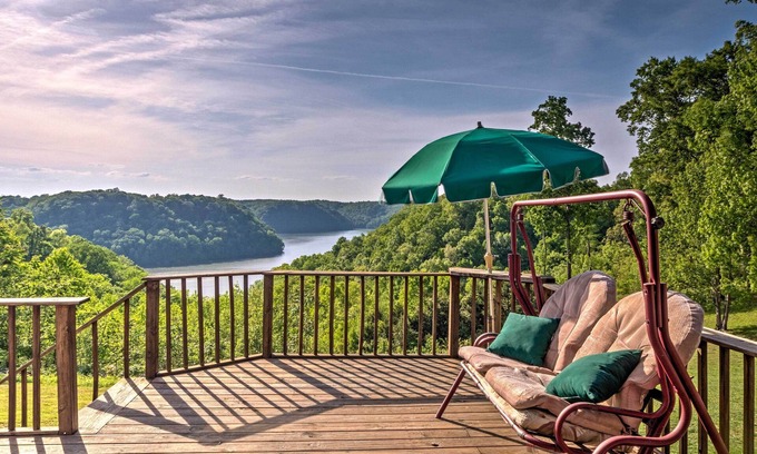 Byrdstown Cabin | Cozy Dale Hollow Lake Cabin w/Deck & Creek Views!
