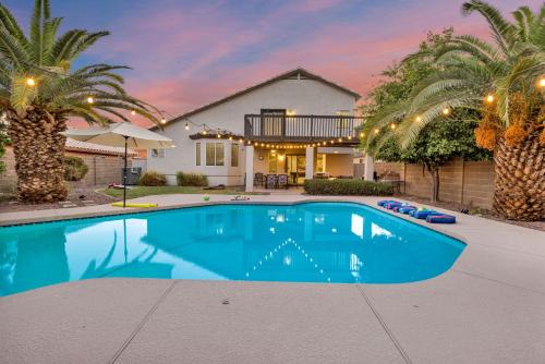 Dave Brown Autumn Hills House | Cozy Desert Escape - Fire Pit - Pool - Fast WiFi