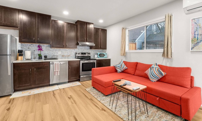 Bryn Mawr-Skyway House | Cozy Detached New Unit-King Bed - 18 Mins to Airport and DT