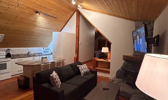 Comox Cottage | Cozy Detached Private 1 BR Carriage House in Comox
