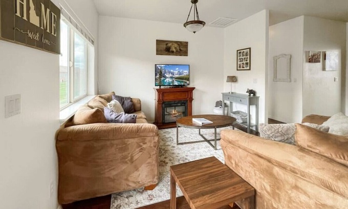 Donnelly Cabin | Cozy Donnelly Bungalow w/Neighborhood Playground